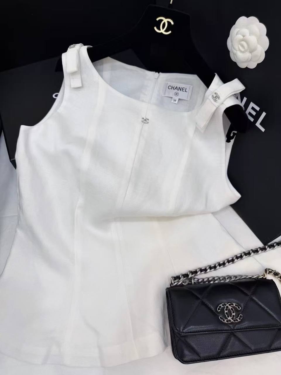 CHANEL
Women’s Linen Tshirt 
Master Quality 
SML
250 dhs✅

Zain276
♥️♥️♥️