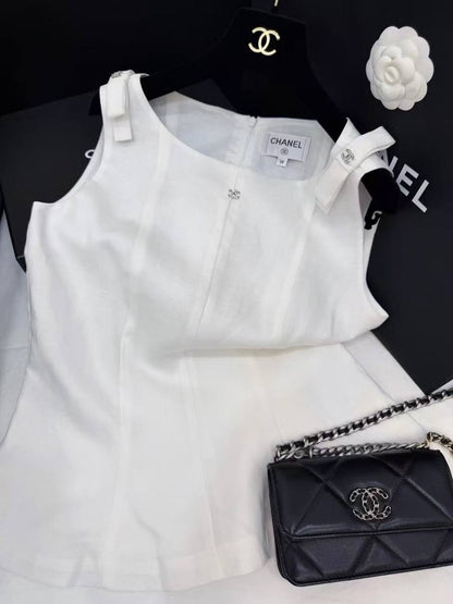 CHANEL
Women’s Linen Tshirt 
Master Quality 
SML
250 dhs✅

Zain276
♥️♥️♥️