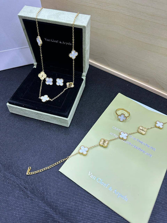 VCA SET🪸*
Stainless steel 💯
Necklace ❤️‍🩹
Earring 🌴
Ring 💍 free size
Breslat 🍁
With normal boxes 📦 
50 dhs🪙💕
With master boxes 📦 
70 dhs🪙💕

Zain216
♥️♥️♥️