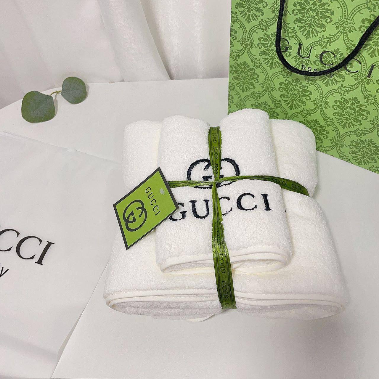Brand 
Towels  
Good quality 
2 set
With paper 💼 
50 dhs💛

Zain99
♥️♥️😂