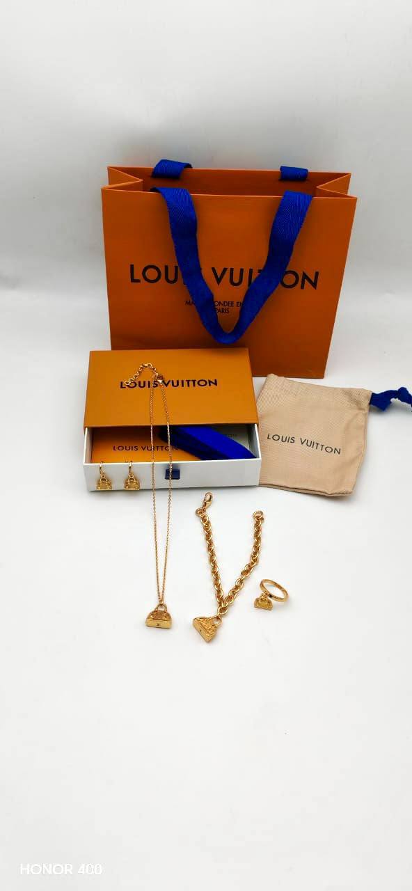 LV
Tiffany &co
Set

200 dhs🇦🇪🇦🇪

Zain122
♥️♥️♥️
