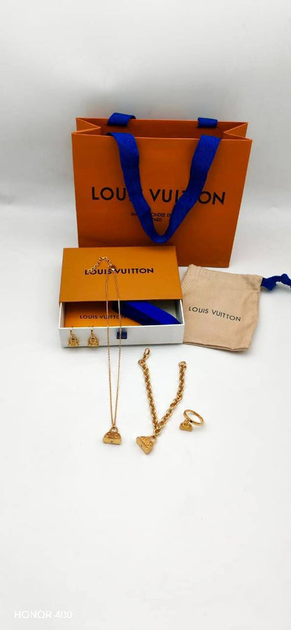 LV
Tiffany &co
Set

200 dhs🇦🇪🇦🇪

Zain122
♥️♥️♥️