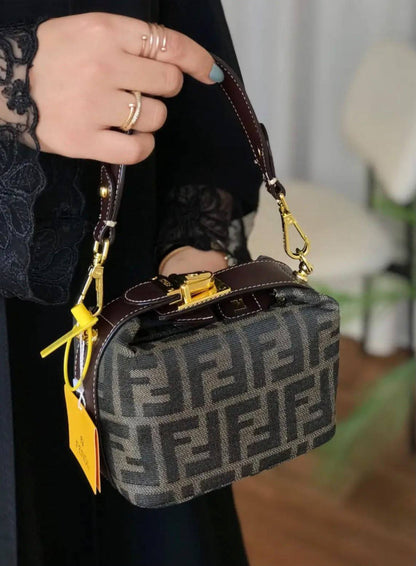 Fendi
95 dhs🇦🇪🇦🇪

size：small
Zain35 
♥️♥️♥️