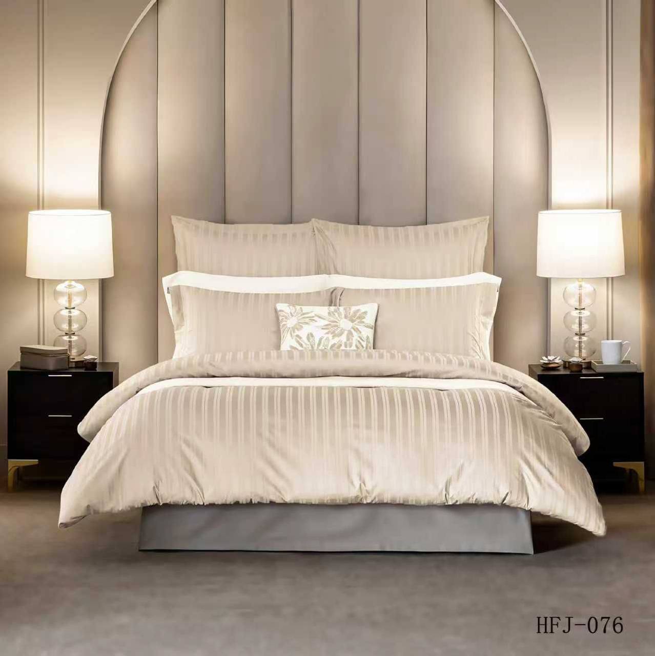 New collection 
Double line 
Cotton 
Hotels quality 
King size 👌👌cover set👌👌👌
1 cover 
1 bedsheets 
4 pillowcases 
110 dhs✅

Zain99
♥️♥️♥️
