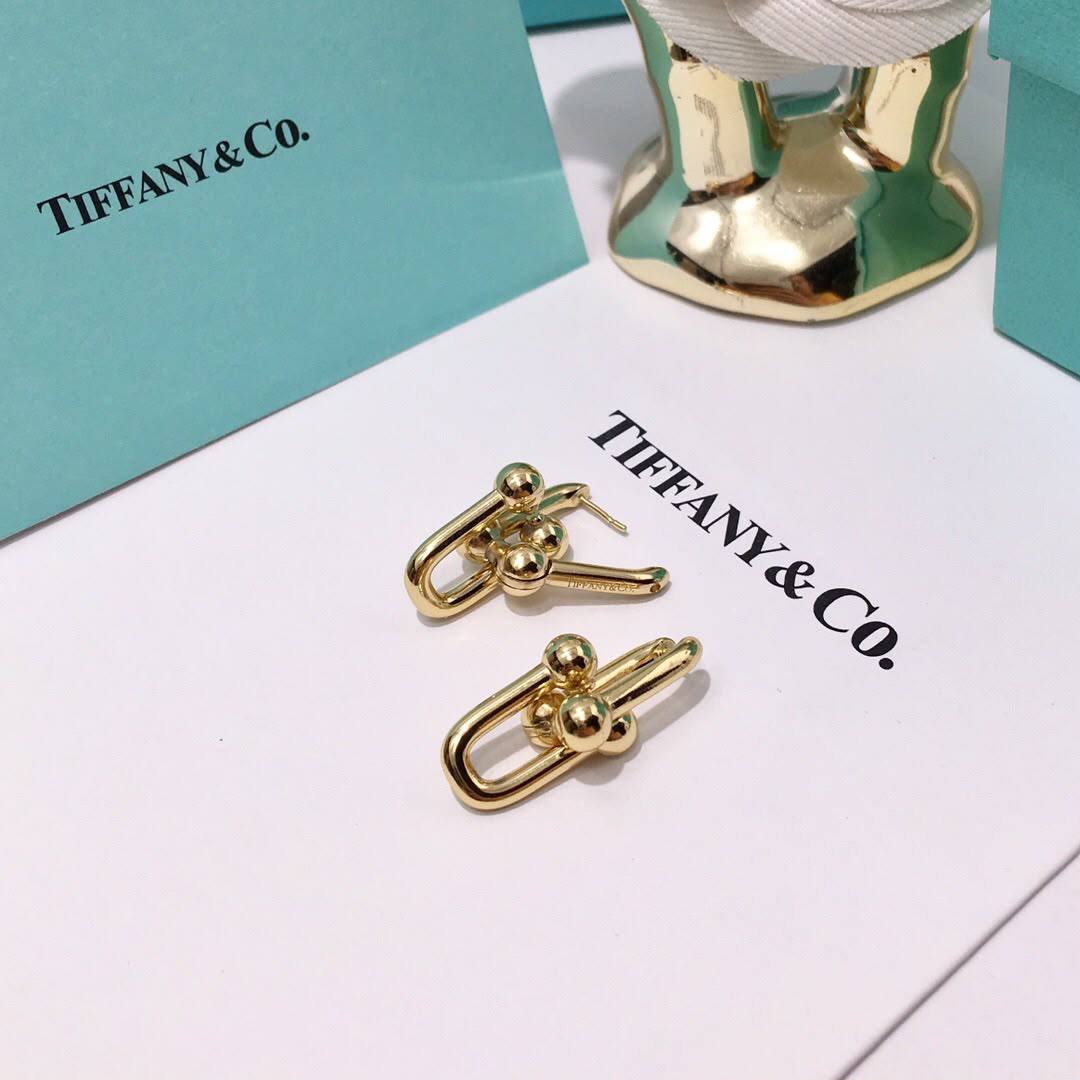 Tiffany ❤️‍🔥*
Earring 💥
Master quality 💯
With normal boxes 🗃️ 
45 dhs✅
With master box 📦 
80 dhs✅

Zain216
♥️♥️♥️