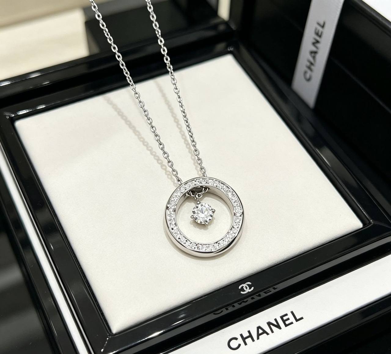 CHANEL ❤️‍🔥
Necklace 🦋
Master quality 💯
With normal boxes 🗃️ 
55 dhs

With master box 📦 
95 dhs 

Zain216
♥️♥️♥️
