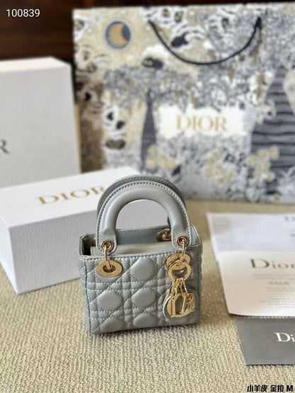 DIOR MICRO BAG 
Master✅✅
13CM 
230 dhs🇦🇪🇦🇪
WITH BOX 

Zain131
♥️♥️♥️