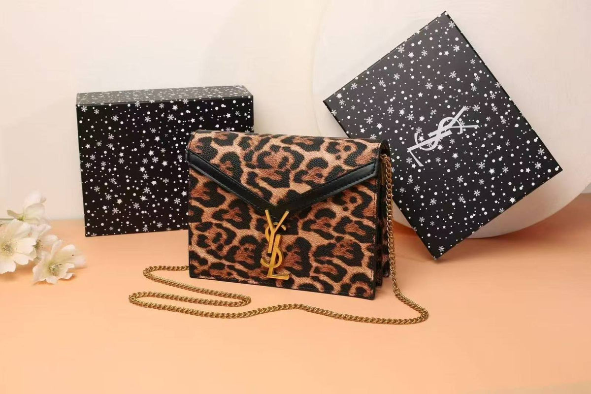 YSL

best quality 
with box
100 dhs🇦🇪🇦🇪

size21CM

Zain290
♥️♥️♥️
