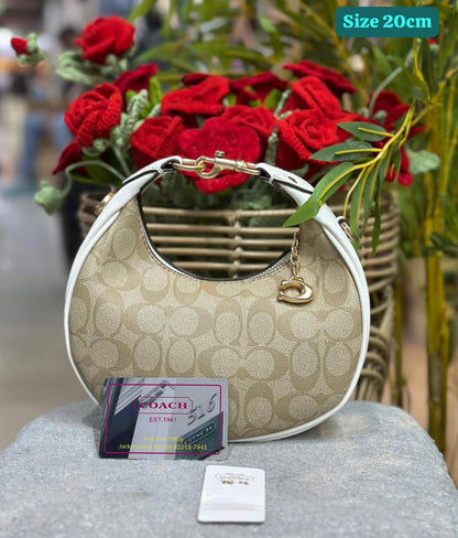 Coach
Good quality 

with box 
🎁🎁🎁

95 dhs💓

Zain186
♥️♥️♥️
