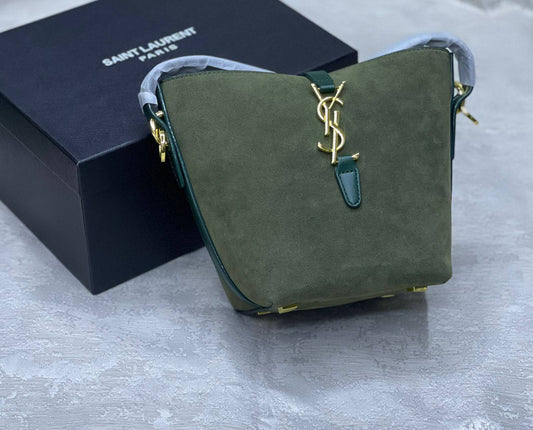 YSL
with box 
🎁🎁🎁
115 dhs❣️

Zain175
♥️♥️♥️