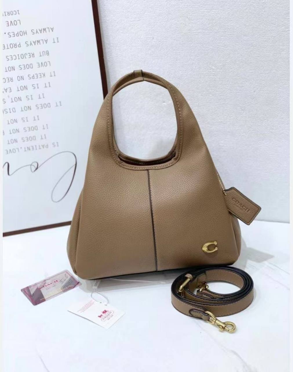 Coach

105 dhs✅

with box🎁🎁🎁

size 27×10×19cm

Zain42
♥️♥️♥️