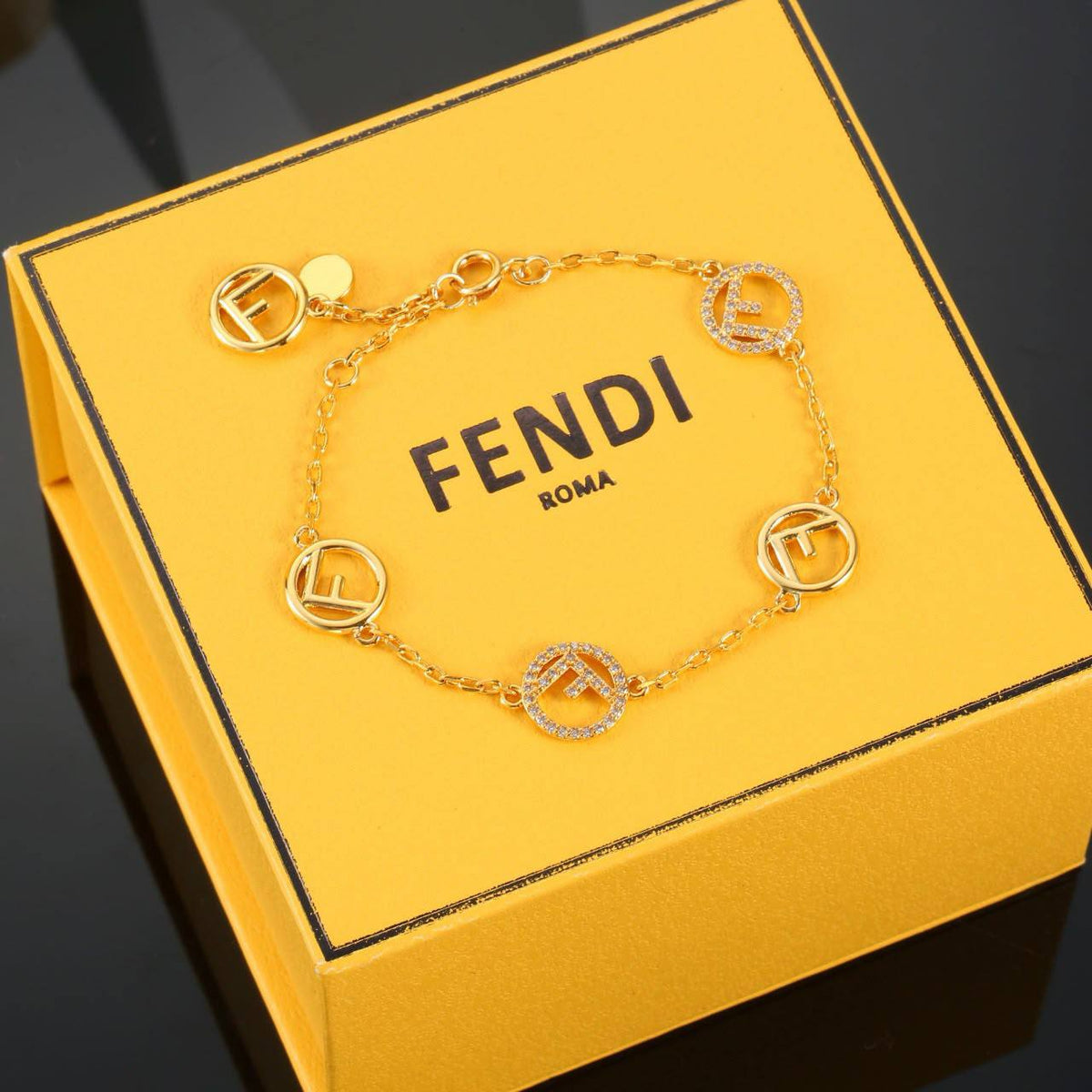 Fendi set
Necklace 
Earrings 
Bracelet 
Master quality

145 dhs 🇦🇪 normal box 📦 
175 dhs🇦🇪 master box 🎁


Zain48
♥️♥️♥️