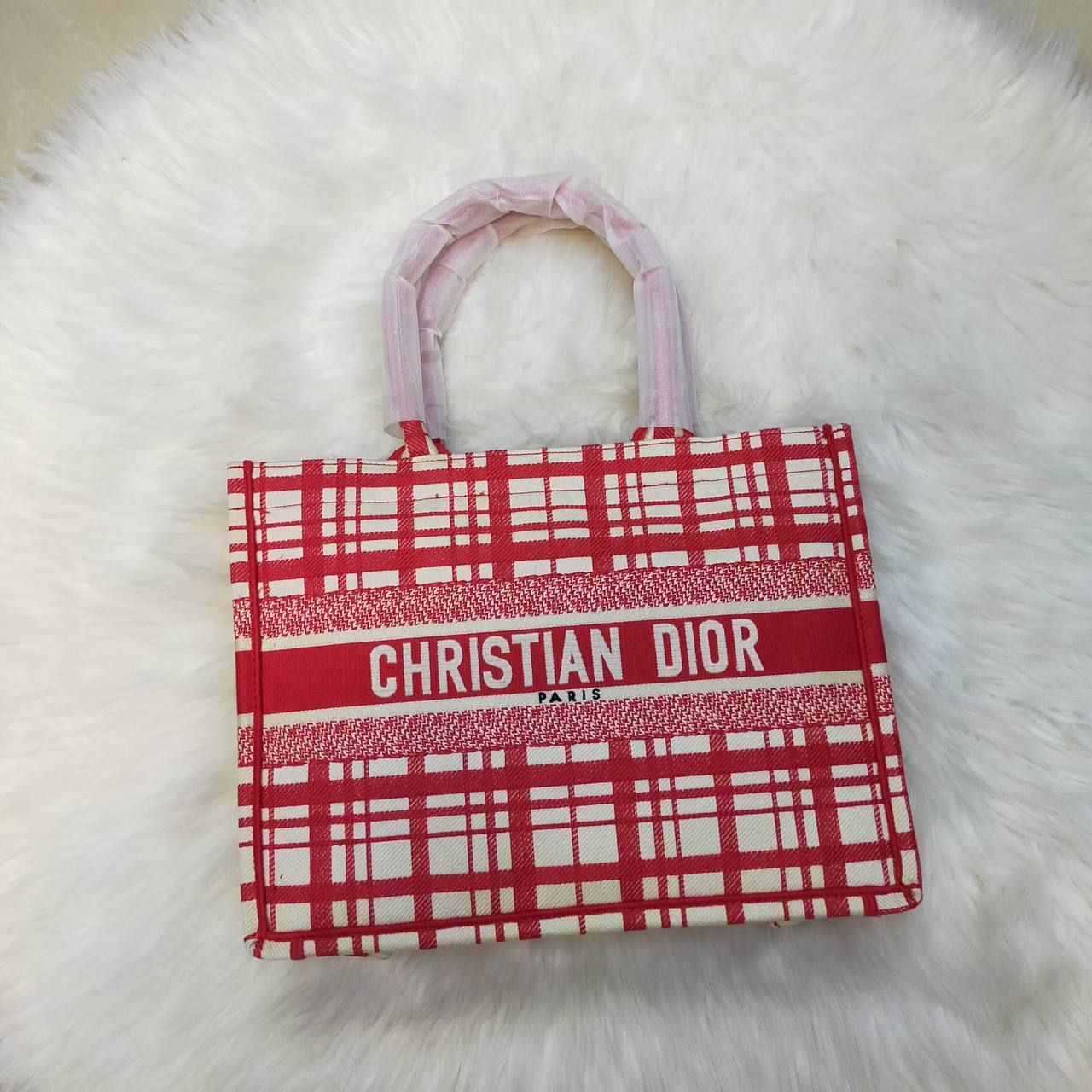 Dior
High quality
135 dhs✅
Size 35cm

Zain235
♥️♥️♥️