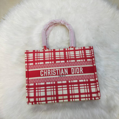 Dior
High quality
135 dhs✅
Size 35cm

Zain235
♥️♥️♥️