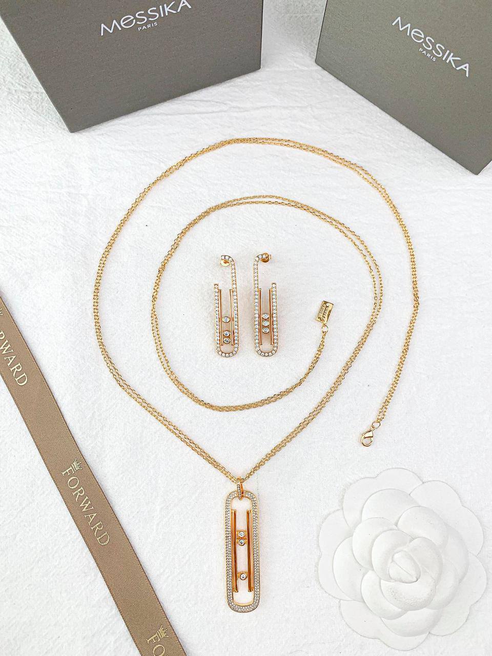 Messika SET 
NECKLACE 
EARRINGS
150 dhs🪙🌨️SET 

WITH BOX AND PAPER BAG
🎁🎁🎁

Zain89
♥️♥️♥️