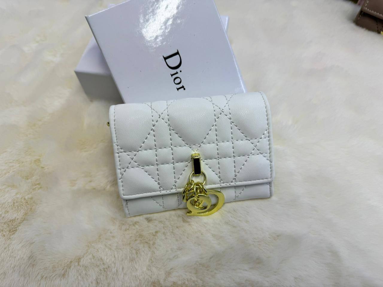 Dior wallet 

With box 
🎁🎁🎁

45 dhs❣️

Zain56
♥️♥️♥️