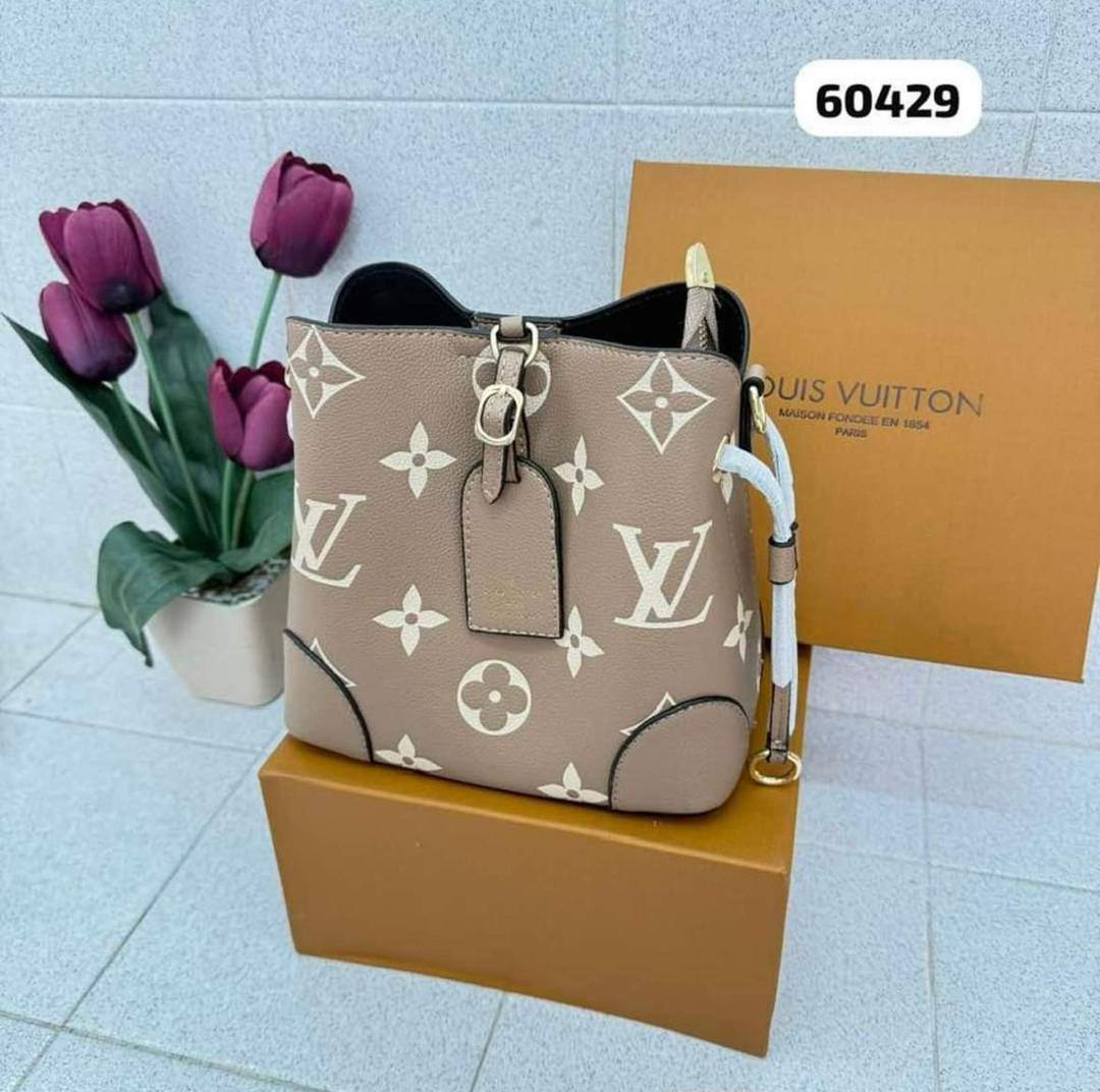Bucket bag

100 dhs✅

with box
🎁🎁🎁

size 20×12×19cm

Zain42
♥️♥️♥️