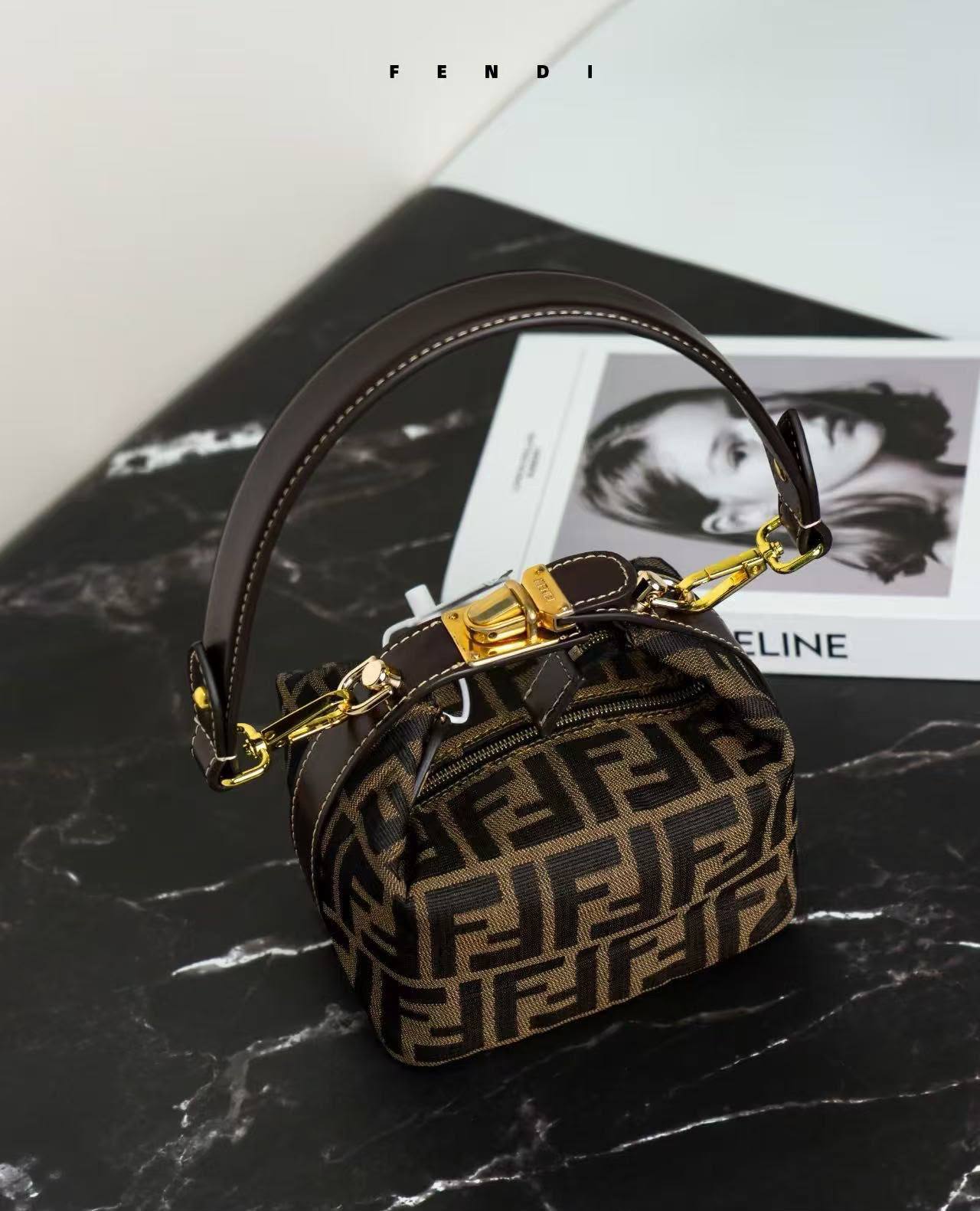 FENDI
Size  15×10cm
Withbox
90 dhs✅

Zain04
♥️♥️♥️