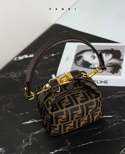 FENDI
Size  15×10cm
Withbox
90 dhs✅

Zain04
♥️♥️♥️