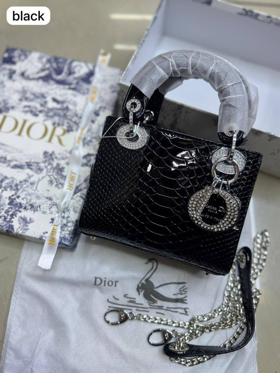 💎 Lady Dior 

1️⃣ First quality +🎁

Logo with diamond💎
Size : 17 * 14 * 7 cm
100 dhs🇦🇪🇦🇪

with box 🎁

Zain115
♥️♥️♥️