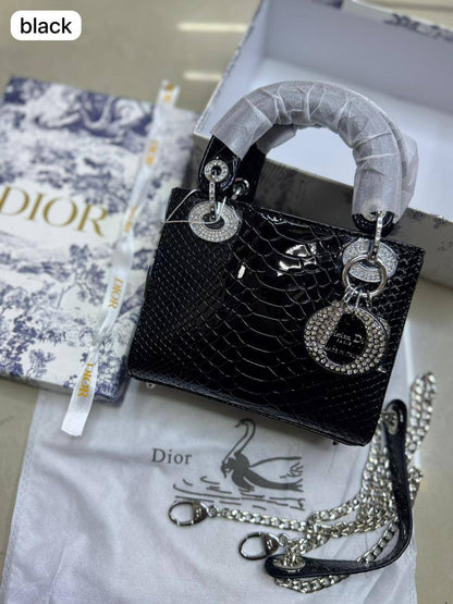 💎 Lady Dior 

1️⃣ First quality +🎁

Logo with diamond💎
Size : 17 * 14 * 7 cm
100 dhs🇦🇪🇦🇪

with box 🎁

Zain115
♥️♥️♥️