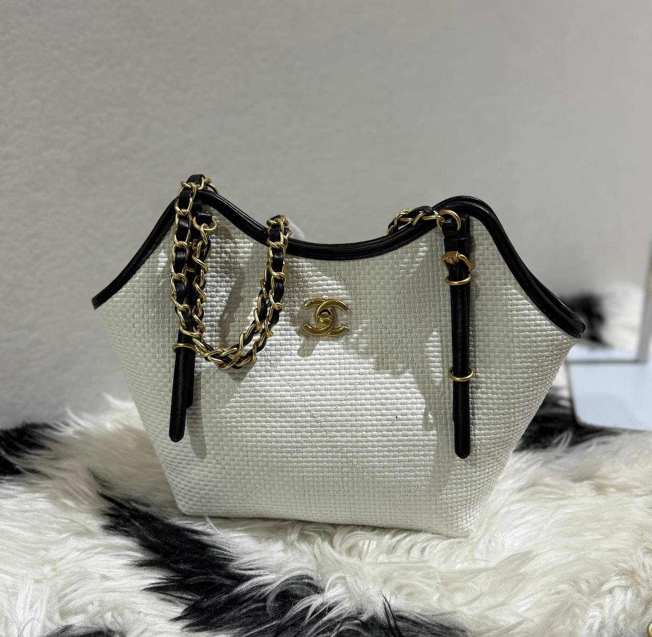 Chanel 
Master
270 dhs🇦🇪

Zain228
♥️♥️♥️