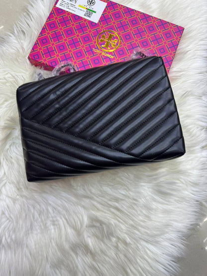 Tory Burch 
1️⃣ Finish Quality +🎁

Size: 28 * 19 cm
80 dhs🪙🌨️

with box 
🎁🎁🎁

Zain115
♥️♥️♥️