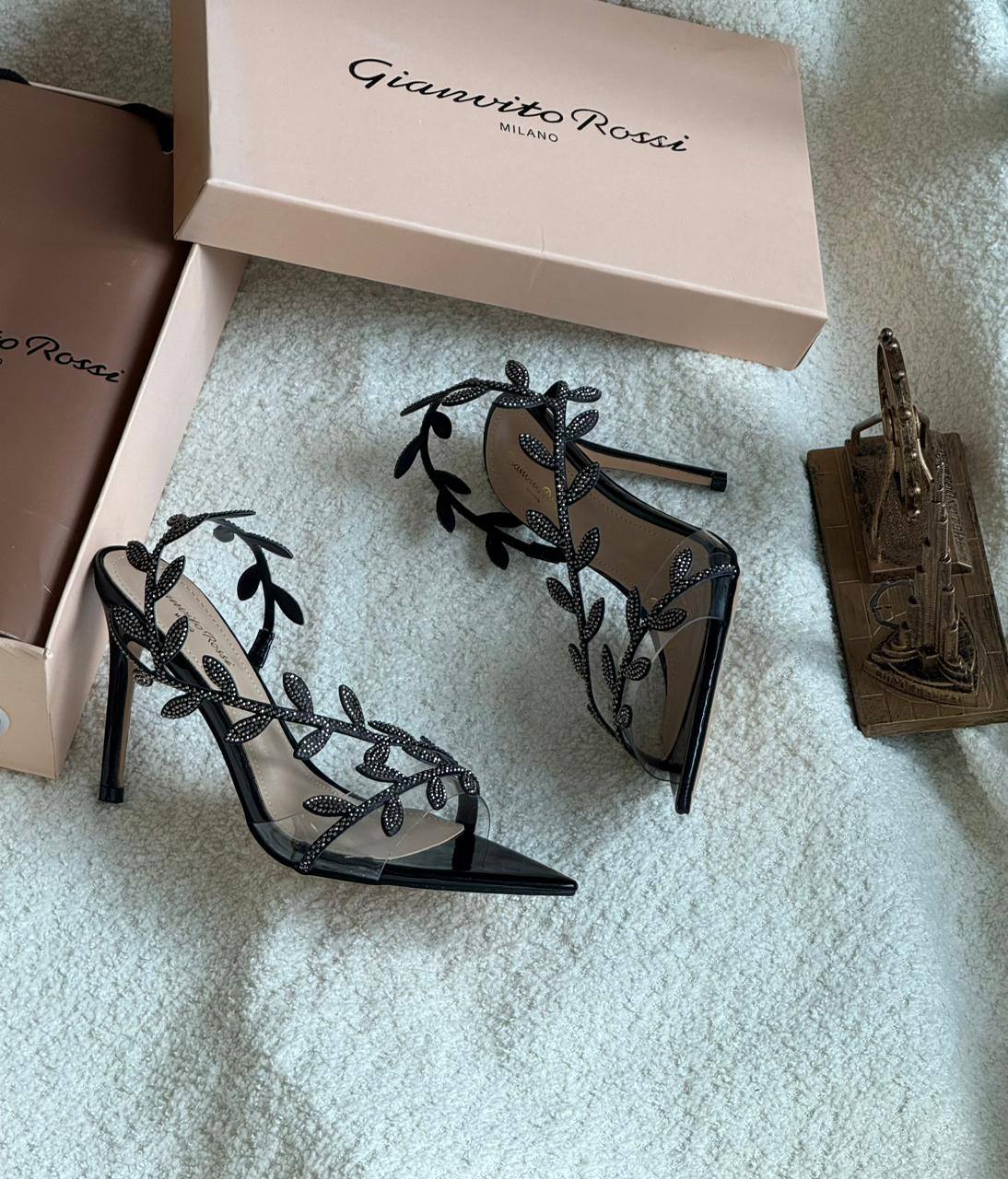 New. Rossi  heel 

   Size  .  36.  to 41

120 dhs🪙💚

Zain80
♥️♥️♥️