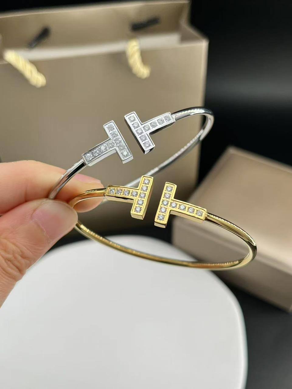 Tiffany 
Bangle
55 DHS🪙🌨️
With Box And Paper Bag
🎁🎁🎁

Zain89
♥️♥️♥️