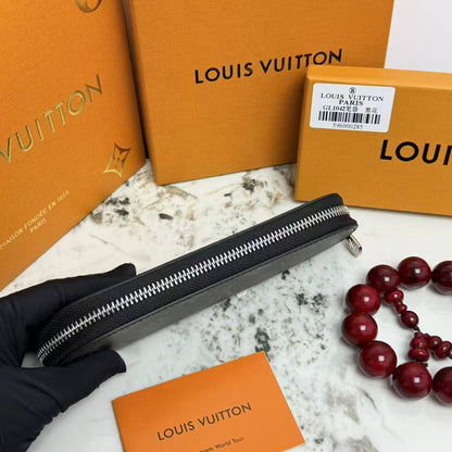 LOUIS VUITTON 

PEN BAG 

NEW CAME 
GOOD QUALITY 
WITH BOX 

55 dhs🇦🇪🇦🇪

Zain295
♥️♥️♥️