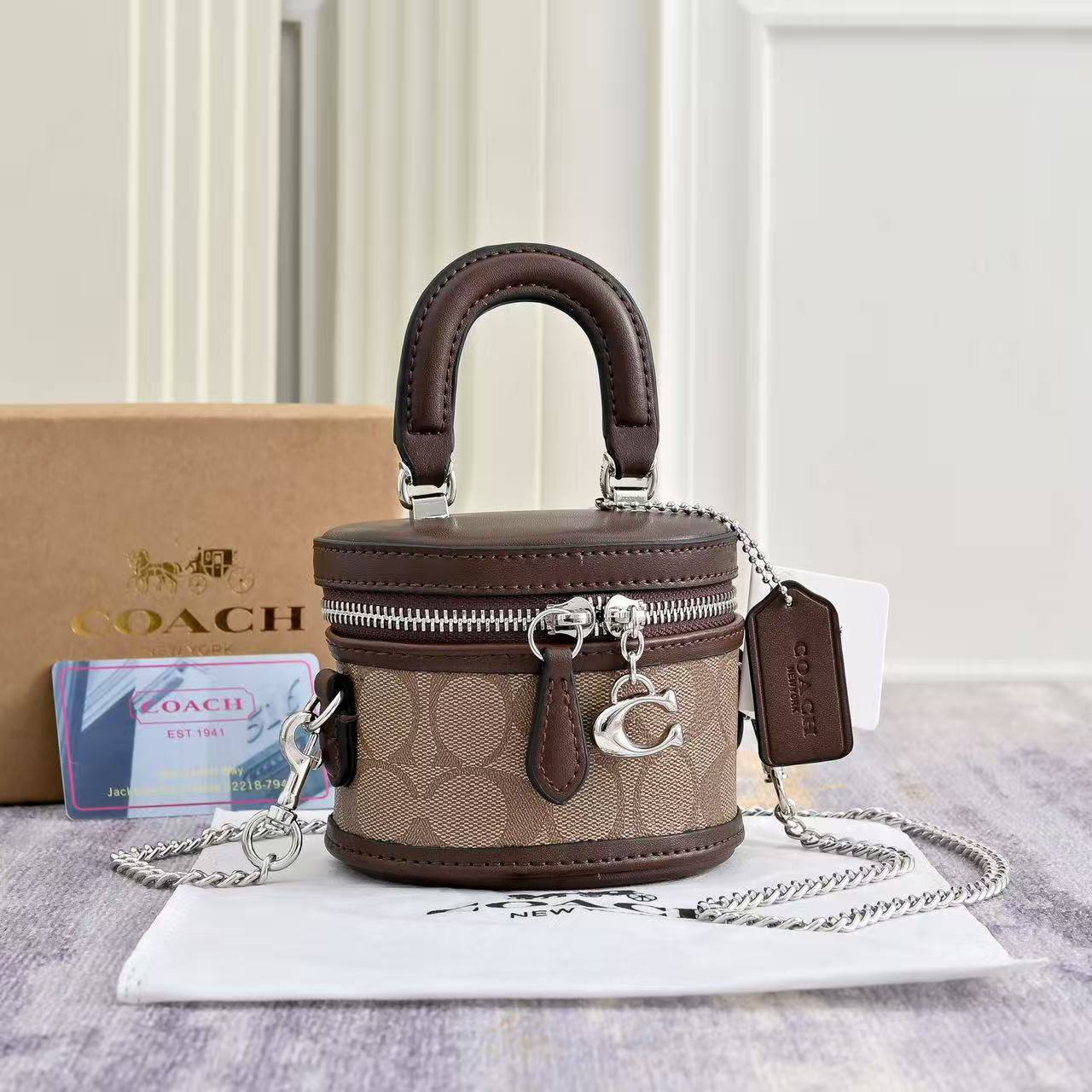 Coach
Coach 
90 dhs🇦🇪🇦🇪
with box
size 11×8.5×9cm

Zain42
♥️♥️♥️