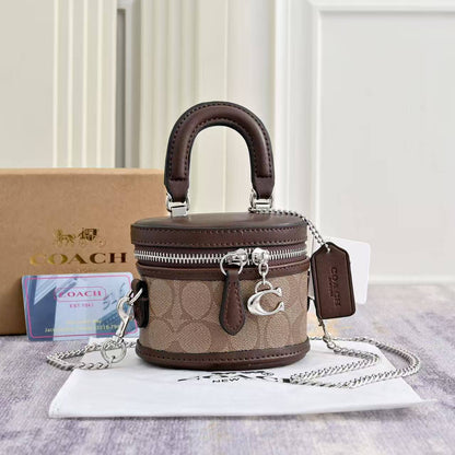 Coach
Coach 
90 dhs🇦🇪🇦🇪
with box
size 11×8.5×9cm

Zain42
♥️♥️♥️