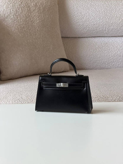 Hermes kelly box 22 cm💥Master quality ✅with box📦
400 dhs💓

Zain52
♥️♥️♥️