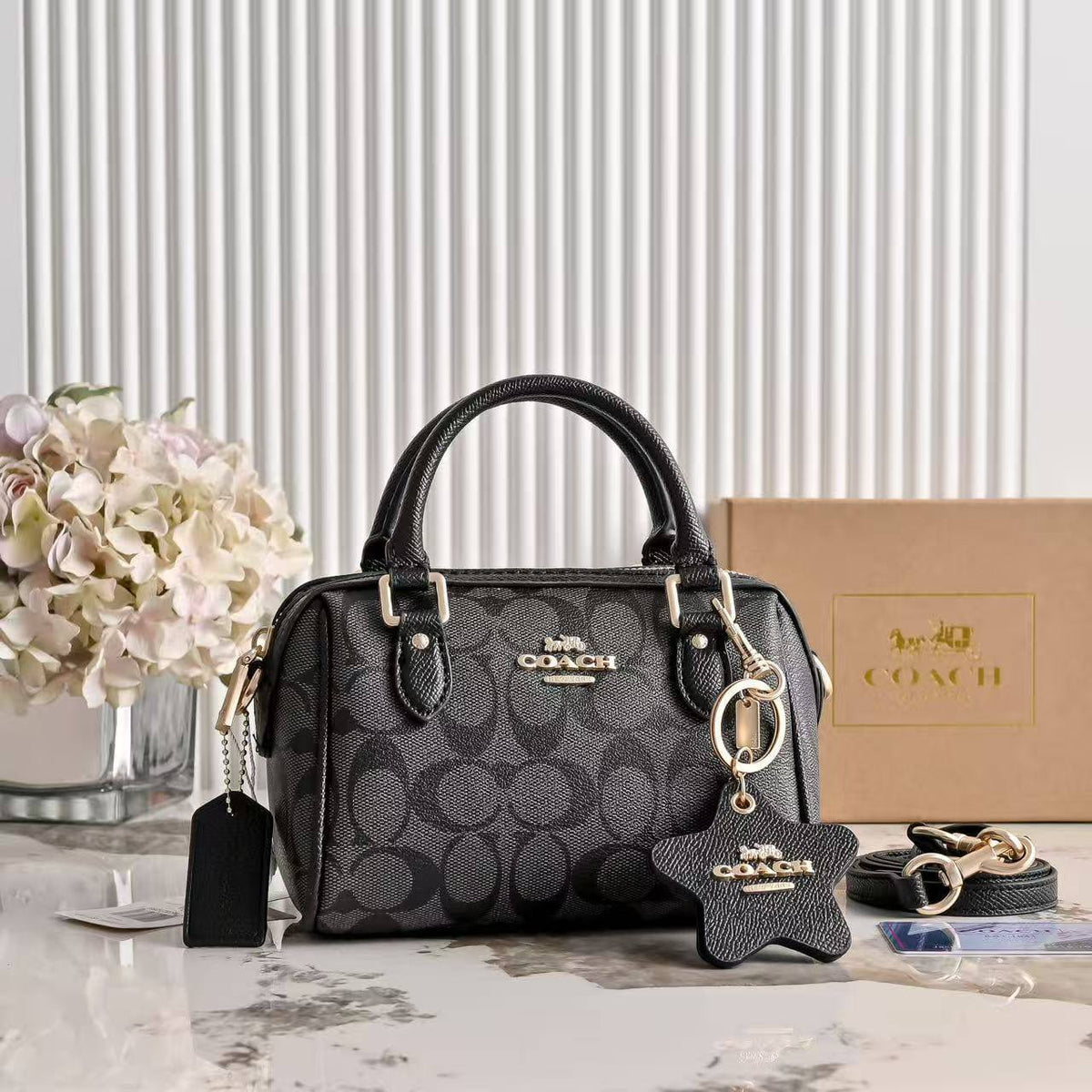 Coach 
100 dhs🇦🇪🇦🇪

with box
size 18×10×13cm

Zain42
♥️♥️♥️
