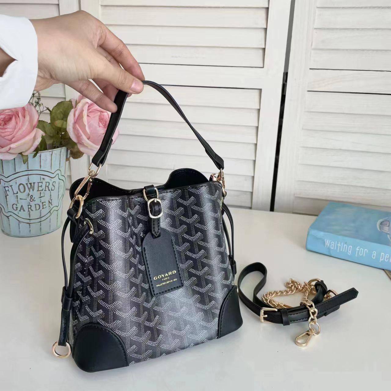 Bucket bag
Good quality 
110 dhs💓
With box 📦

Zain70
♥️♥️♥️