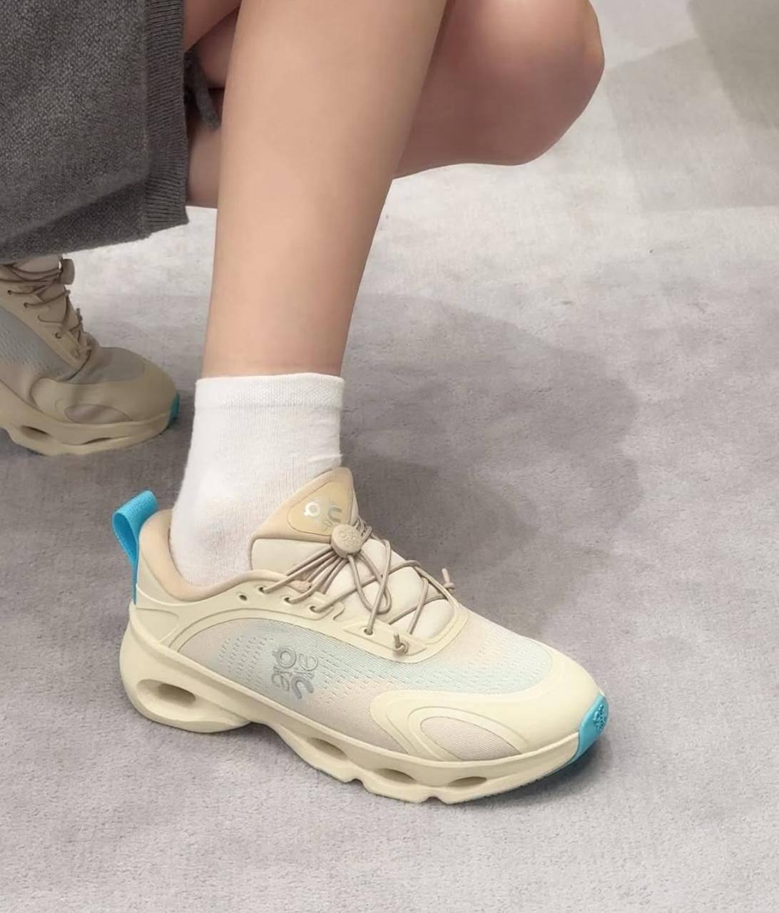On Cloudsolo & Loewe , 
size 36 to 41 , 
250 dhs🪙💕

Zain196
♥️♥️♥️