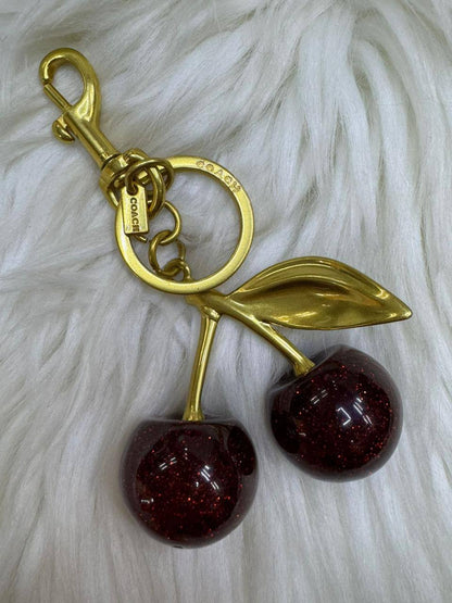 🍒 Coach Teri 
1️⃣ First quality 🍒+🎁
Size : 24 * 15 * 7 cm
90 dhs🪙🌨️
with box 🎁

Zain115
♥️♥️♥️