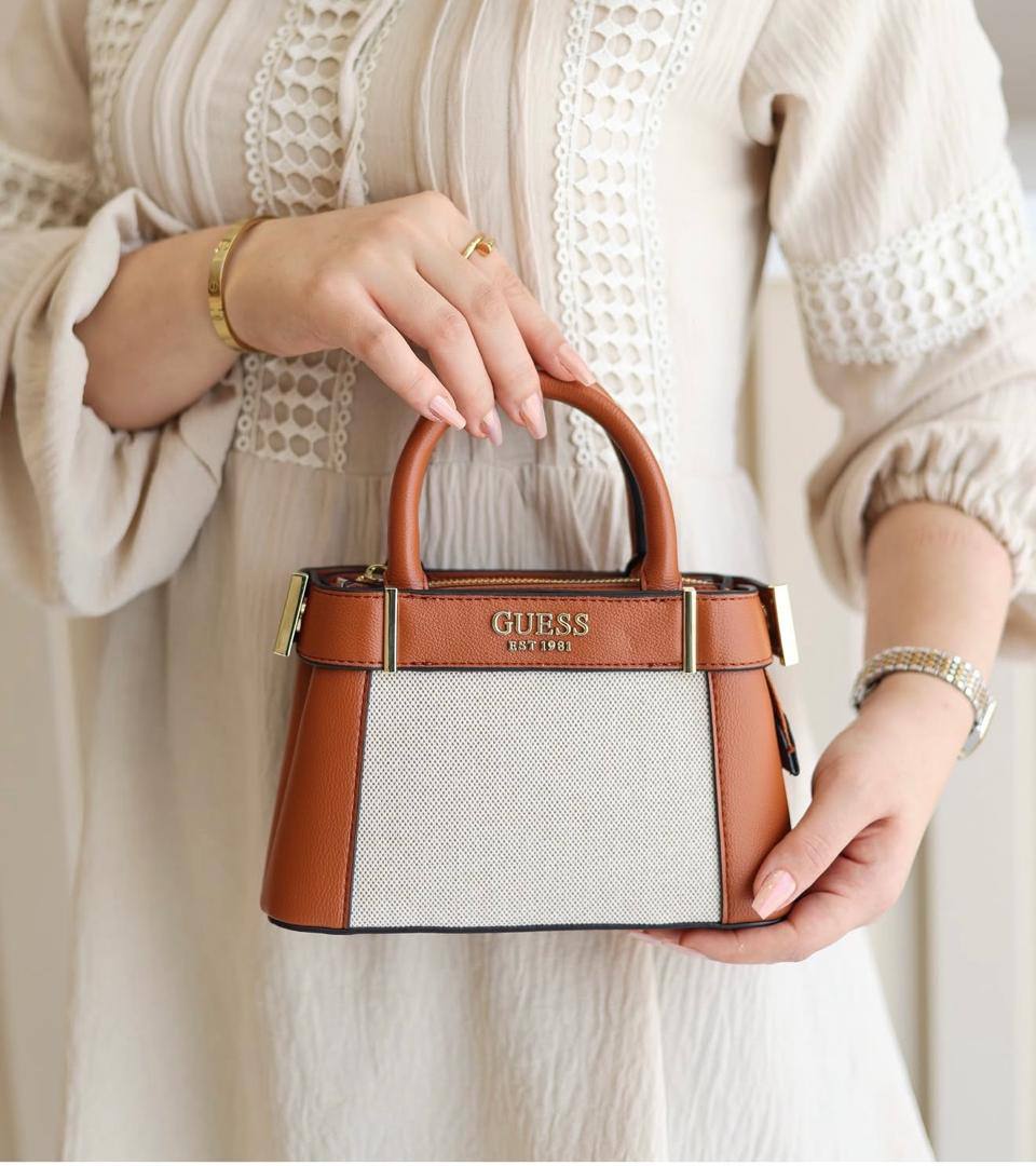 Guess
95 dhs🪙🌨️

with box
🎁🎁🎁

size 21cm

Zain26
♥️♥️♥️