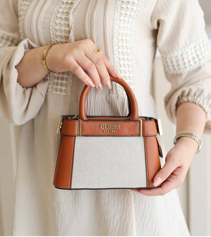 Guess
95 dhs🪙🌨️

with box
🎁🎁🎁

size 21cm

Zain26
♥️♥️♥️