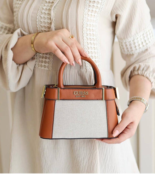 Guess
95 dhs🪙🌨️

with box
🎁🎁🎁

size 21cm

Zain26
♥️♥️♥️