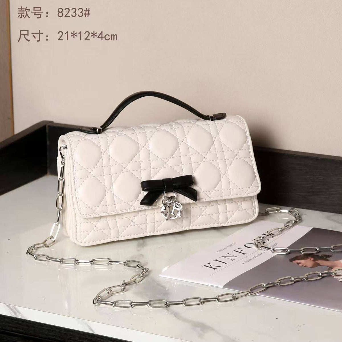Dior
Good quality 

Size:21*cm
110 dhs🇦🇪🇦🇪🇦🇪

With box 📦🔥

Zain70
♥️♥️♥️