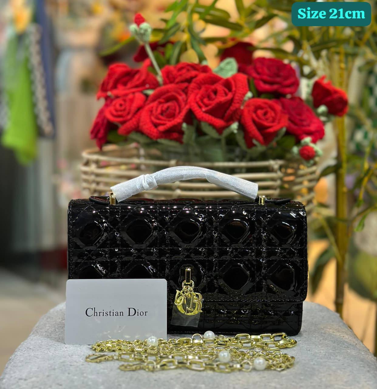Dior
Good quality 
with box 
110 dhs✅

Zain186
♥️♥️♥️
