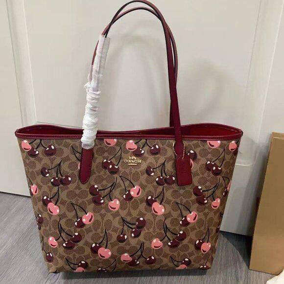 Coach

105 dhs✅

with box
🎁🎁🎁

Zain72
♥️♥️♥️