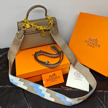 Hermes

95 dhs💓

with box
🎁🎁🎁

Zain235