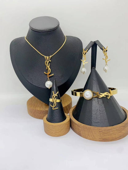 Stainless steel ❤️‍🔥*
Necklace 💥
Earring ✨
Ring 💍 free size 💍
Bangle 🦋
Non tarnish 💯
With brand boxes 🗃️ 
And paper bag 🛍️
50 dhs✅

Zain216
♥️♥️♥️