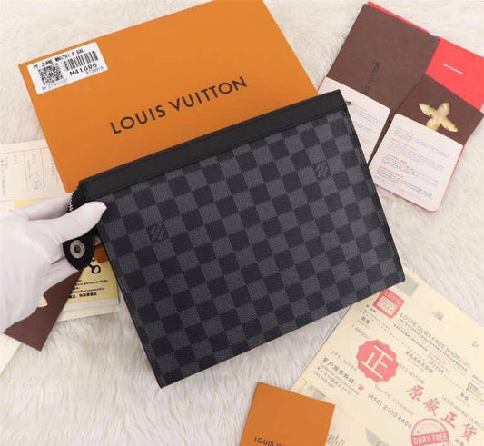 LV handbag, 
good quality, 
comes 
with box, 
🎁🎁🎁

size...27*21 cm 
65 dhs❣️

Zain12
♥️♥️♥️