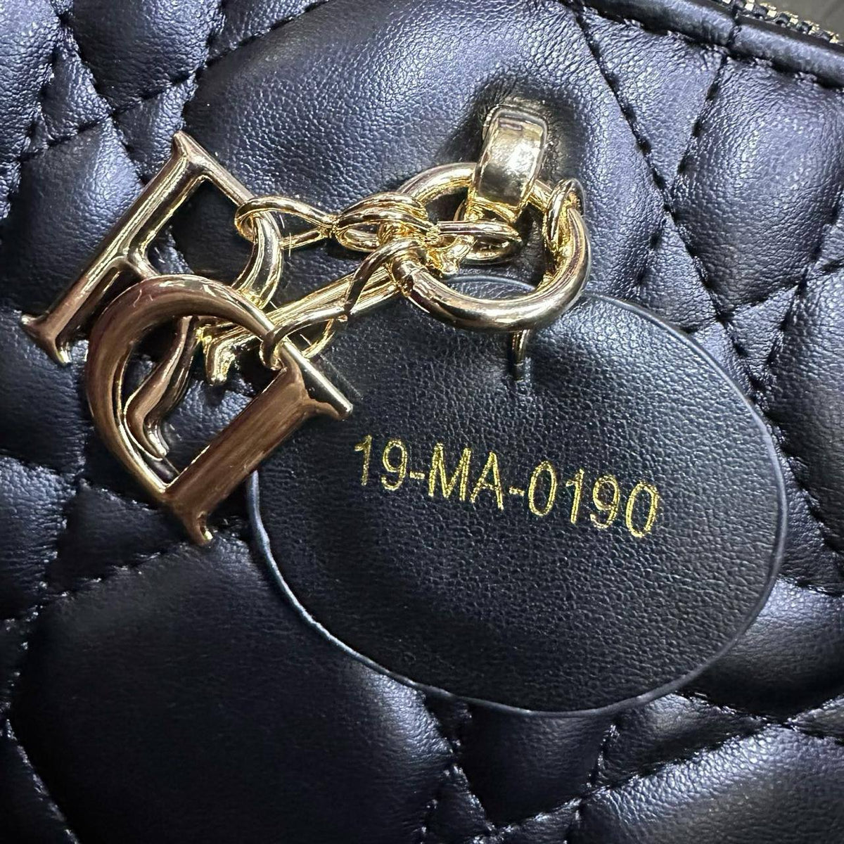 DIOR 

GOOD QUALITY  

BIG SIZE

90 dhs🇦🇪🇦🇪
41CM

Zain295
♥️♥️♥️