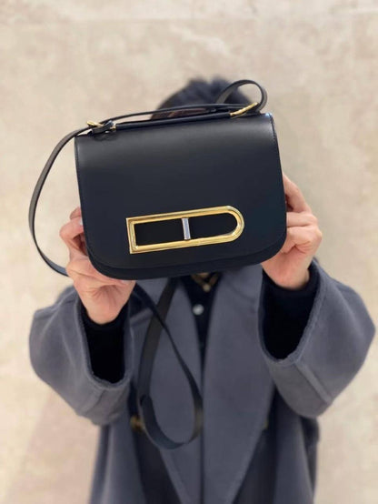 Delvaux 
Small Lingot shoulder bag in Olen calf leather❤️🥀

For Price 👇 WhatsApp✅
0568585901 
0507557372
0552275751 Owner Zain 👌

Zain71
♥️♥️♥️