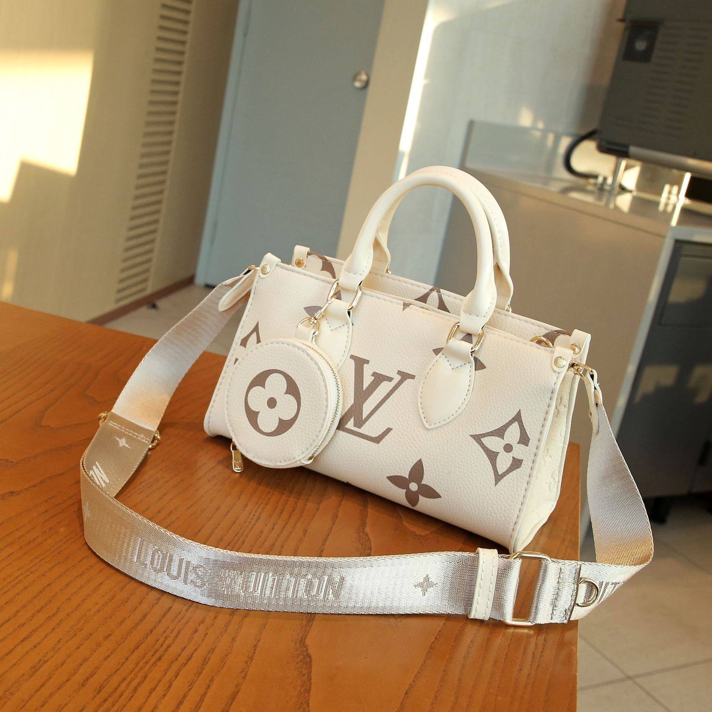 LV
with box
🎁🎁🎁

115 dhs🗽
👌👌

Zain143
♥️♥️♥️