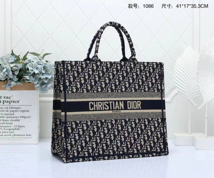 Dior

with box🎁🎁🎁

120 dhs🇦🇪
41cm

Zain143
♥️♥️♥️